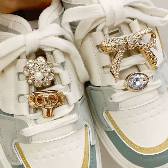 Trendy crystal and gold shoe charms - Picture 1 of 8